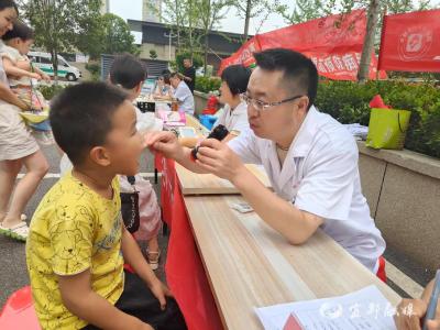 义诊＋包粽子，这场活动把健康和民俗都“端”来了  
