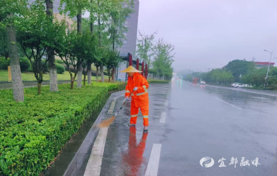 环卫“三部曲”织密防汛安全网