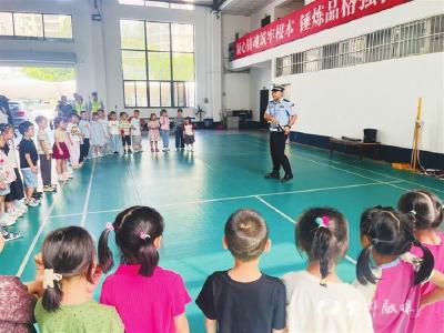 【三峡商报】宜昌公安交警进校园话安全
