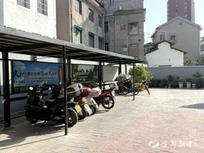停车棚与小花圃“同框”：清江社区巧解民生“两难”题
