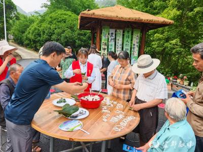 【网络中国节·端午】粽情端午聚邻里 艾香传福暖人心