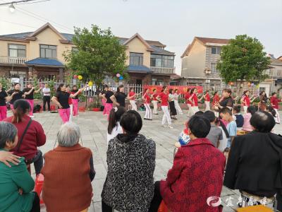 长桌宴、集体舞……多种精彩“点燃”湾落母亲节