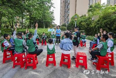 志愿服务之笔，增色邻里温情画卷