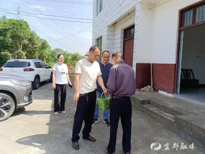 爱心蜜桃消暑热 一片丹心暖乡邻