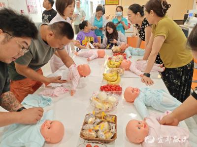 换尿布、做手工，妇幼保健院里的“父职修炼课”