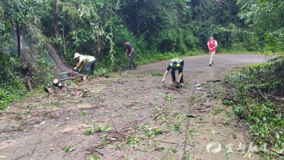 防汛一线的“迷彩”身影