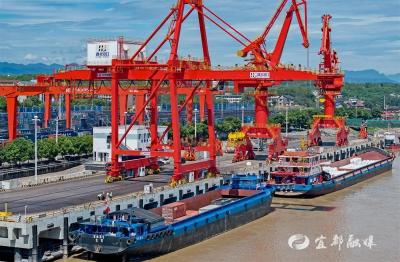 单月吞吐量突破31.1万吨枝城港成西磷东运“流量担当”