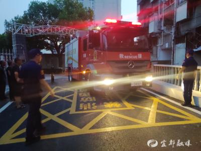 消防夜巡小区，畅通“生命通道”保平安