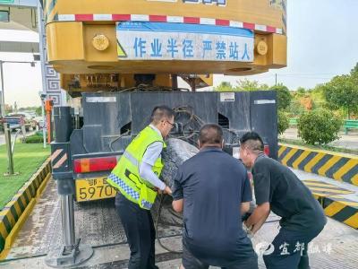 【湖北日报】爆胎吊车遇“烤”验，收费站上演“凉”心救援！