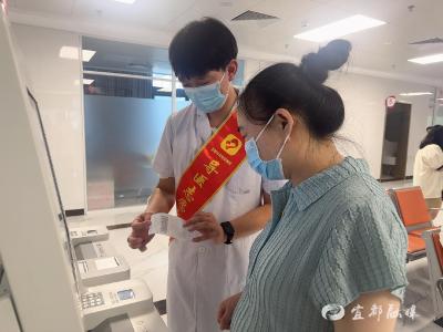 有了“红马甲”，这家医院检验科就医效率↑