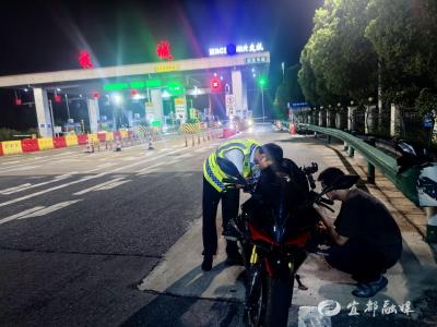 枝城收费站暖心一幕：故障摩托遇援手