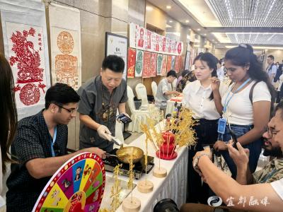 一“剪”倾心，一“糖”沉醉：外国友人迷上中国味
