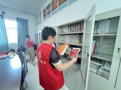 市图书馆送书进军营