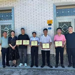 宜都91岁老瓦匠带儿孙“组团”拿非遗证书