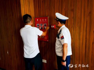 兵分五路夜查忙，宜都消防为沿街门店“排险解惑”