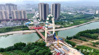 西湖路渔洋河大桥主塔合拢 预计11月试通车