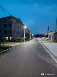 小巷亮灯，居民从“摸黑走”到“踏实行”