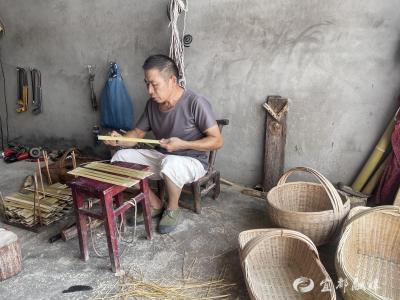 湖北宜都：矮凳上编出向阳人生