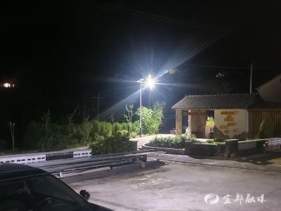 10盏路灯照亮家乡“光明之路”