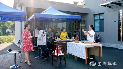 手机变身“新农具” 村干部直播带货激活乡村经济