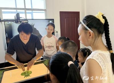 沙画映团结  指尖悟“同心”