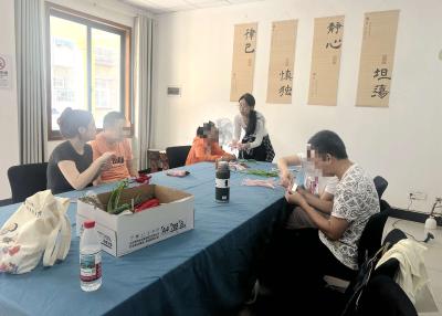 巧手扭出“幸福花” 