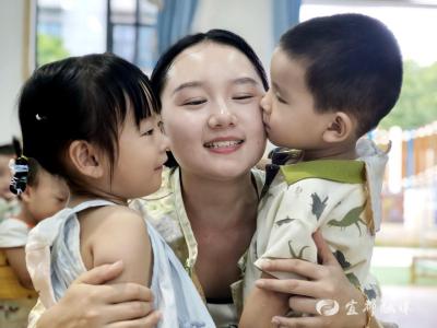 红湖幼儿园用童趣点亮教师节