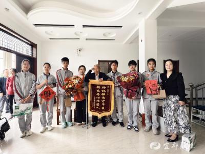 向英雄敬礼