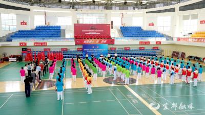 宜都市老年人体育协会“银龄行动”志愿服务队授旗仪式暨宜都市中老年人健身柔力球展示交流活动举行
