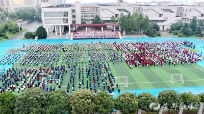 童声嘹亮颂华诞 红旗漫卷爱国情