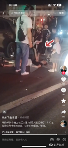 跪地施救，这个“背书包”的女生找到了