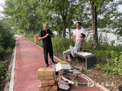 少女晕倒湖边，干群合力救援