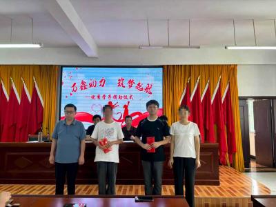 回龙垱村2名准大学生收到“成长助学金”