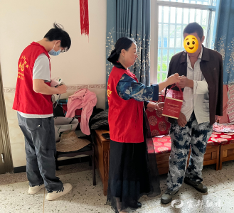 宜昌馨语康复医院为40户残疾家庭送去中秋礼包