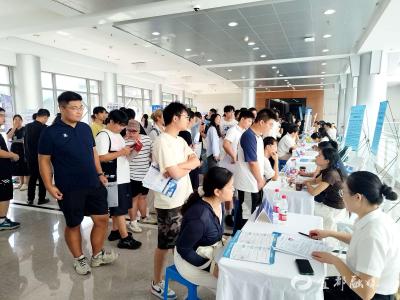 宜都人社局搭台，13家名企携千余岗赴中南民大揽才