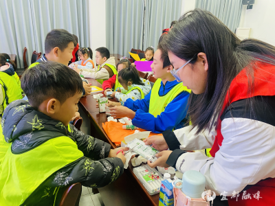 周末学堂“益”起行 亲子携手绘文明