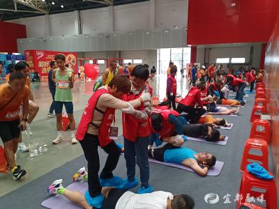 橘香赛道上，这一抹红超暖心！