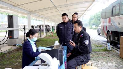 公安民警踊跃参加无偿献血