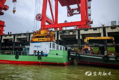 【新华网】湖北宜昌圆满完成纯电池动力船换电试验