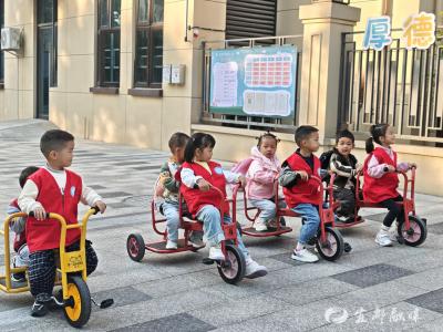 “大带小”驶出温暖风景线，大班“小司机”载小班“乘客”入园