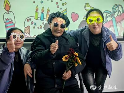 91岁的他，爱上搞怪拍照