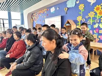 【网络中国节·重阳】童心暖重阳 浓浓敬老情