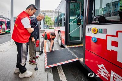 【湖北日报】暖心服务老年人 湖北推出多项敬老爱老出行举措