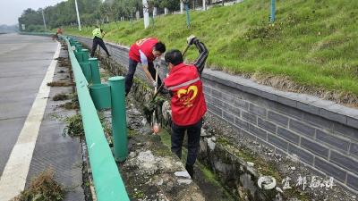 【湖北日报】AiLu志愿服务队清扫边沟护畅通