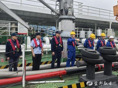 宜都海事与长航公安联手 筑牢水上安全与防污防线