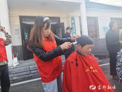 【网络中国节·重阳】文艺汇演添欢畅 爱心义剪传真情