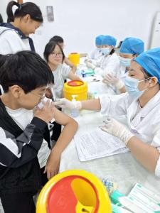 送“苗”进校，318名学子有了流感“防护罩”