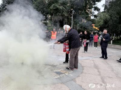 消防演练进小区 实操护航保平安