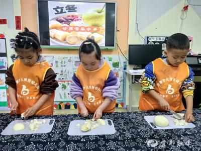 立冬暖饮进校园 萌娃巧手制甘甜