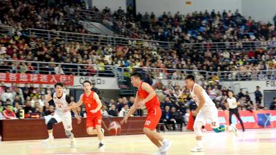 湖北百强县篮球联赛激战继续 宜都清江湾队客场对战枣阳